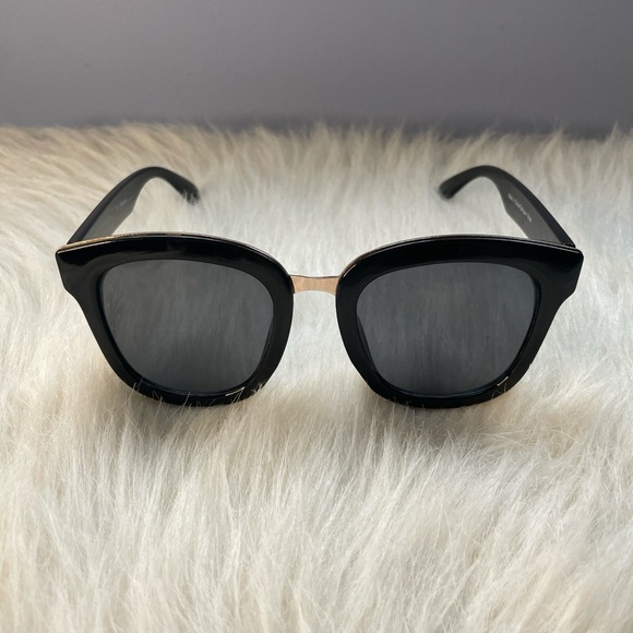 Chic Black Square Sunglasses - Picture 2 of 4